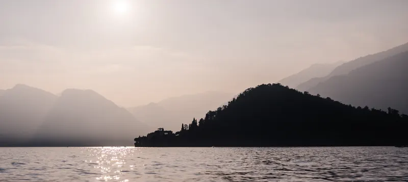 Dani y Edu en el Lago de Como, en la sesión de Cristiano Ostinelli.
